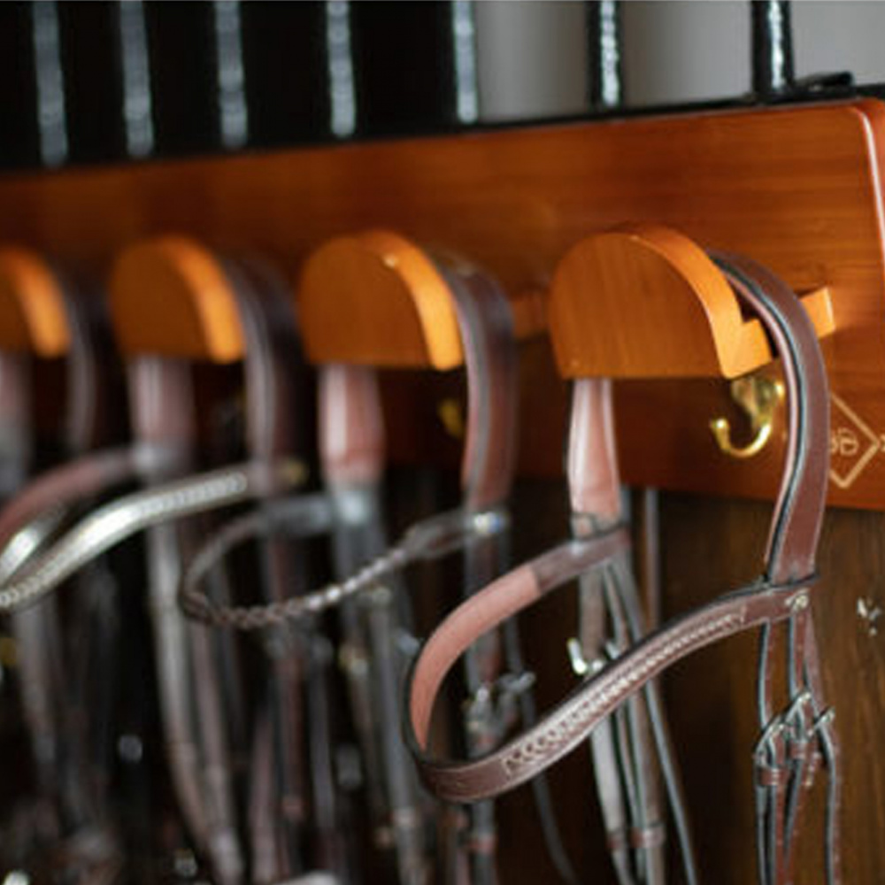 Grooming Deluxe Wooden Bridle Rack - Høymyr Stall og Hesteutstyr